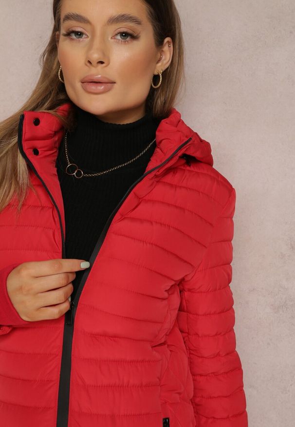 Renee - Czerwona Kurtka do Kolan Pikowana Garle. Okazja: na co dzień. Kolor: czerwony. Materiał: tkanina, jeans. Długość: do kolan. Styl: elegancki, casual