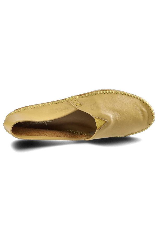 Baleriny damskie Maciejka, naturalna skóra licowa z wyeksponowanymi przeszyciami i wytłoczonym logo, żółte, 01930-07-00-0. Okazja: na co dzień. Kolor: żółty. Materiał: skóra. Szerokość cholewki: normalna. Sezon: wiosna, lato. Styl: casual