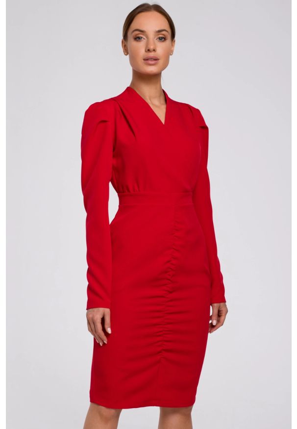 Sukienki.shop - Elegancka mocno marszczona sukienka z dekoltem V czerwona. Okazja: do pracy. Kolor: czerwony. Styl: elegancki