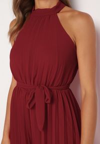 Born2be - Bordowy Taliowany Kombinezon z Dekoltem Typu Halter z Gumką w Pasie i Materiałowym Paskiem Xolefia. Okazja: na co dzień, na imprezę. Kolor: czerwony. Materiał: materiał. Styl: elegancki, casual #5