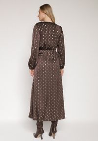 Born2be - Brązowa Kopertowa Sukienka z Wiązaniem w Pasie i Metalicznym Nadrukiem Reisana. Okazja: na co dzień. Typ kołnierza: dekolt w serek. Kolor: brązowy. Wzór: nadruk. Typ sukienki: kopertowe. Styl: casual, elegancki, klasyczny #4