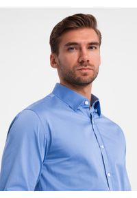 Ombre Clothing - Klasyczna męska koszula SLIM FIT z satynowej tkaniny – niebieska V2. Okazja: na spotkanie biznesowe, do pracy, na co dzień. Typ kołnierza: kołnierzyk klasyczny. Kolor: niebieski. Materiał: satyna, tkanina. Wzór: gładki. Styl: klasyczny #7