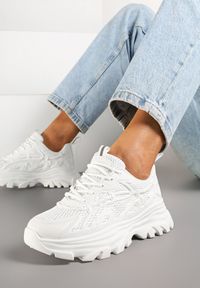 Renee - Białe Sneakersy z Siateczką i Tłoczeniem na Podeszwie Tulidi. Okazja: na co dzień. Kolor: biały. Materiał: jeans