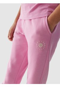 4f - Spodnie dresowe joggery dziewczęce - różowe. Okazja: na co dzień. Kolor: różowy. Materiał: dresówka. Wzór: ze splotem, aplikacja, gładki. Styl: casual, sportowy