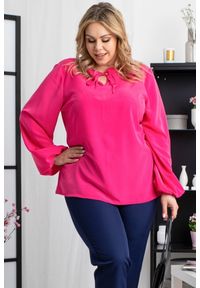 KARKO - Bluzka swobodna z szerokimi rękawami SEWKA Viva Magenta amarantowa. Okazja: na randkę, na spacer, do pracy. Kolekcja: plus size. Kolor: różowy. Materiał: skóra, materiał, elastan, tkanina, jeans, poliester. Długość rękawa: długi rękaw. Długość: długie. Styl: elegancki