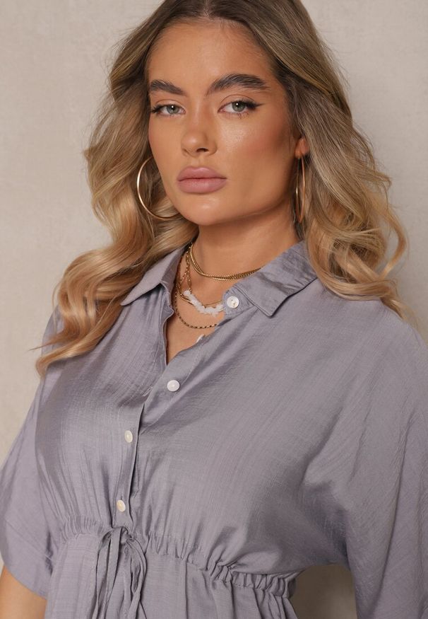 Renee - Szara Wiskozowa Sukienka o Koszulowym Kroju z Wiązaniem w Talii Nanovias. Okazja: do pracy, na co dzień. Typ kołnierza: kołnierzyk klasyczny. Kolor: szary. Materiał: wiskoza. Długość rękawa: krótki rękaw. Typ sukienki: koszulowe. Styl: klasyczny, casual, elegancki