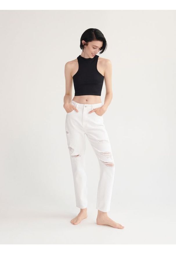 Reserved - Jeansy mom fit z przetarciami - biały. Kolor: biały