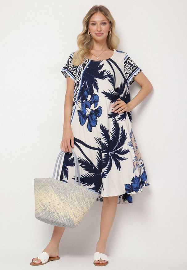Born2be - Granatowa Sukienka z Wiskozy o Rozkloszowanym Kroju w Roślinny Wzór Miratiela. Okazja: na co dzień. Kolor: niebieski. Materiał: wiskoza. Długość rękawa: krótki rękaw. Sezon: wiosna, lato. Styl: elegancki, casual