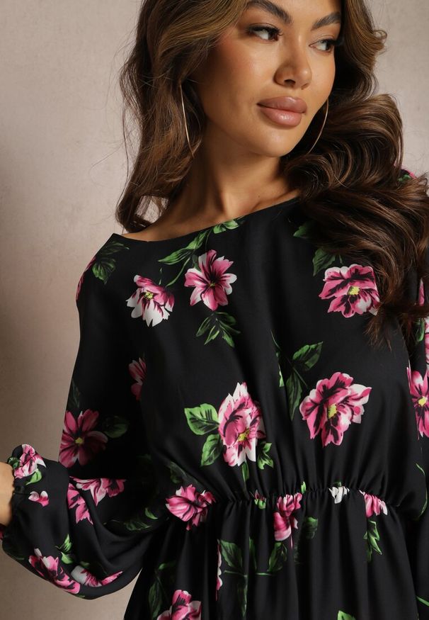 Renee - Czarno-Różowa Midi Sukienka w Kwiaty o Rozkloszowanym Kroju z Rękawami Nietoperz Jervia. Kolor: czarny. Wzór: kwiaty. Styl: elegancki. Długość: midi