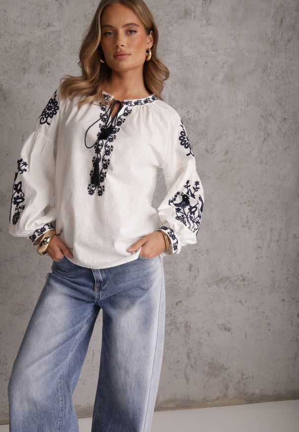 Renee - Biała Rustykalna Bluzka z Bawełny Zdobiona Haftem i Sznurkiem z Chwostami Marytea. Okazja: na co dzień. Kolor: biały. Materiał: bawełna. Długość: długie. Wzór: haft, aplikacja. Styl: casual, klasyczny