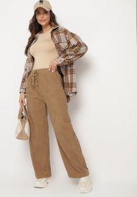 Born2be - Ciemnobeżowe Szerokie Spodnie z Wysokim Stanem Wiązane Sznurkiem Cosetta. Okazja: na co dzień. Stan: podwyższony. Kolor: beżowy. Styl: elegancki, casual #4