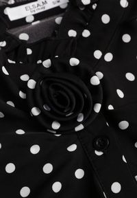 Renee - Czarna Falbaniasta Koszula z Wiskozy w Kropki ze Stójką Aegista. Typ kołnierza: kołnierzyk stójkowy. Kolor: czarny. Materiał: wiskoza. Wzór: kropki #2