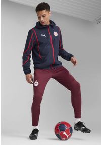 Puma - Męska kurtka przedmeczowa z tkaniny FC Red Bull Salzburg PUMA Club Navy Red Blue. Kolor: czerwony, wielokolorowy, niebieski. Materiał: tkanina