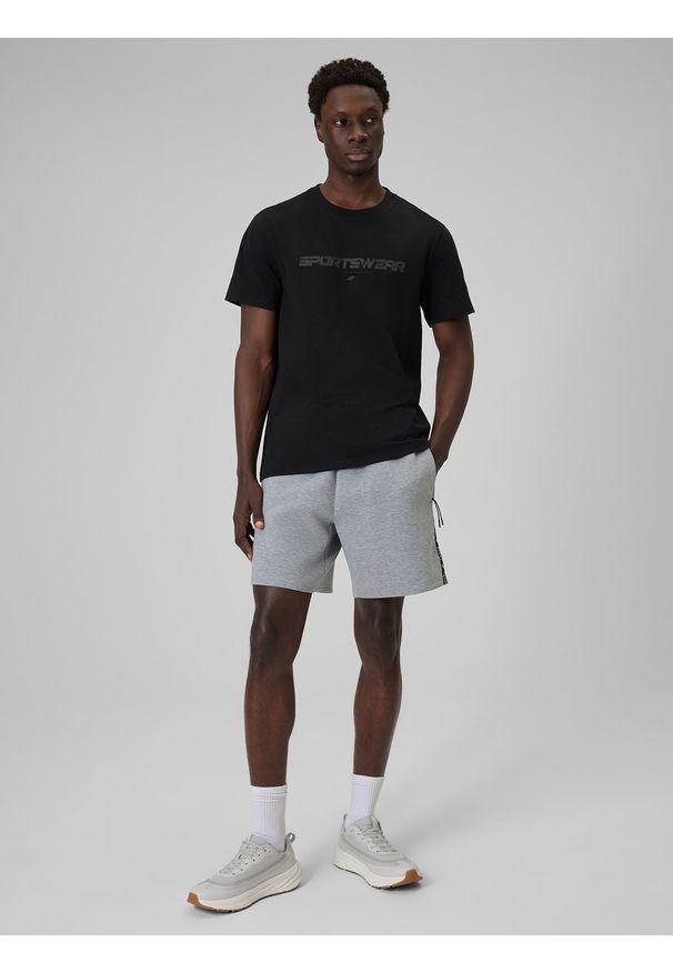 4f - 4F T-shirt regular z nadrukiem męski - czarny L. Okazja: na co dzień. Kolor: czarny. Materiał: dzianina, bawełna, materiał. Wzór: nadruk. Styl: casual