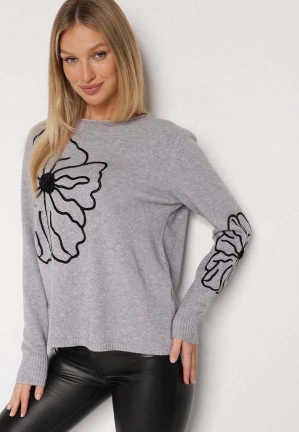 Born2be - Szary Sweter Ozdobiony Haftowanymi Kwiatami Halatusea. Okazja: na co dzień. Kolor: szary. Materiał: jeans. Wzór: kwiaty, aplikacja, haft. Styl: klasyczny, casual