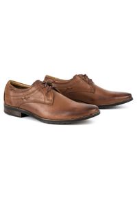 KOMODO Eleganckie buty męskie 877 brązowe. Kolor: brązowy. Materiał: jeans, skóra. Sezon: wiosna, jesień. Styl: elegancki #7