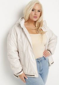Born2be - Beżowa Kurtka Pikowana z Odpinanym Kapturem i Ozdobnymi Ściągaczami Dorseli. Okazja: na co dzień. Kolor: beżowy. Materiał: jeans. Wzór: aplikacja. Styl: elegancki, casual #3