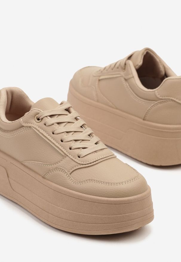 Born2be - Ciemnobeżowe Sneakersy na Tłoczonej Grubej Podeszwie Vaitessa. Okazja: na co dzień, na spacer. Kolor: beżowy. Materiał: jeans. Sport: turystyka piesza
