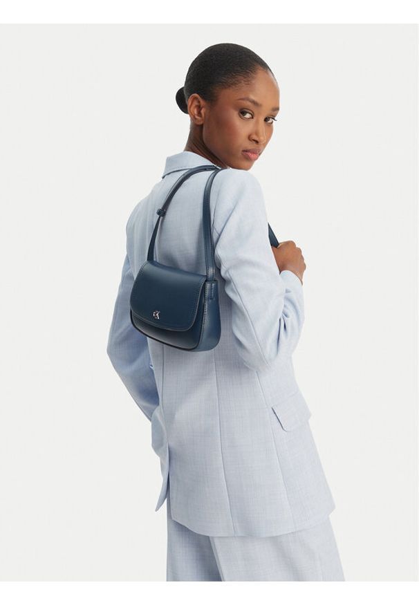 Calvin Klein Torebka Ck Flap Camera Bag LV04F3421G Granatowy. Kolor: niebieski. Materiał: skórzane