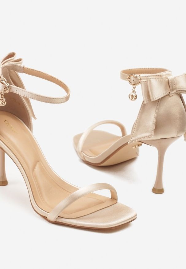 Born2be - Beżowe Sandały na Szpilce Vices z Kokardą Saramisse. Okazja: na imprezę, na ślub cywilny, na co dzień, na wesele, na randkę. Zapięcie: sprzączka. Kolor: beżowy. Materiał: jeans. Obcas: na szpilce. Styl: elegancki, casual. Wysokość obcasa: średni