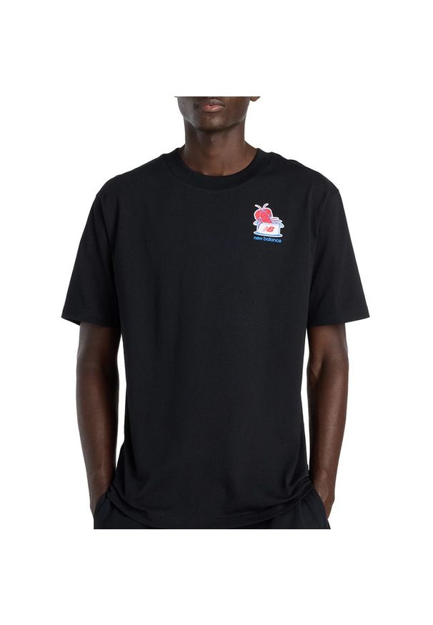 Koszulka męska New Balance MT61Y1F6BK - czarna. Kolor: czarny. Materiał: bawełna. Długość rękawa: krótki rękaw. Długość: krótkie. Wzór: kolorowy