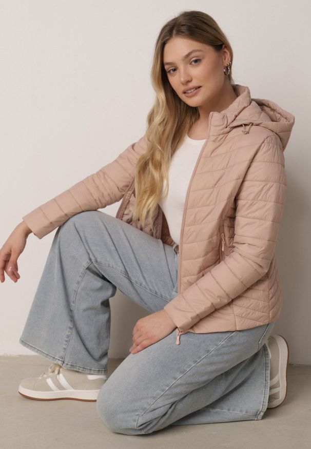Born2be - Beżowa Przejściowa Kurtka Pikowana z Odpinanym Kapturem Edrelith. Okazja: na co dzień. Kolor: beżowy. Materiał: jeans, nylon. Styl: casual