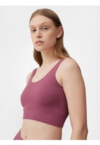 4f - Crop-top z prążkowanej dzianiny damski. Kolor: różowy. Materiał: prążkowany, dzianina. Długość: krótkie