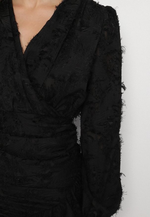 Born2be - Czarna Kopertowa Sukienka Koronkowa z Bufiastymi Rękawami Falbankami i Marszczeniem Demeriana. Typ kołnierza: kołnierz z falbankami. Kolor: czarny. Materiał: koronka. Długość rękawa: krótki rękaw. Typ sukienki: kopertowe