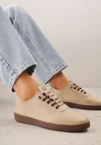 Born2be - Ciemnobeżowe Wsuwane Tenisówki z Perforacją i Podeszwą z Bieżnikiem Illanya. Okazja: na co dzień. Zapięcie: bez zapięcia. Kolor: beżowy. Materiał: jeans. Szerokość cholewki: normalna. Styl: casual, klasyczny #5
