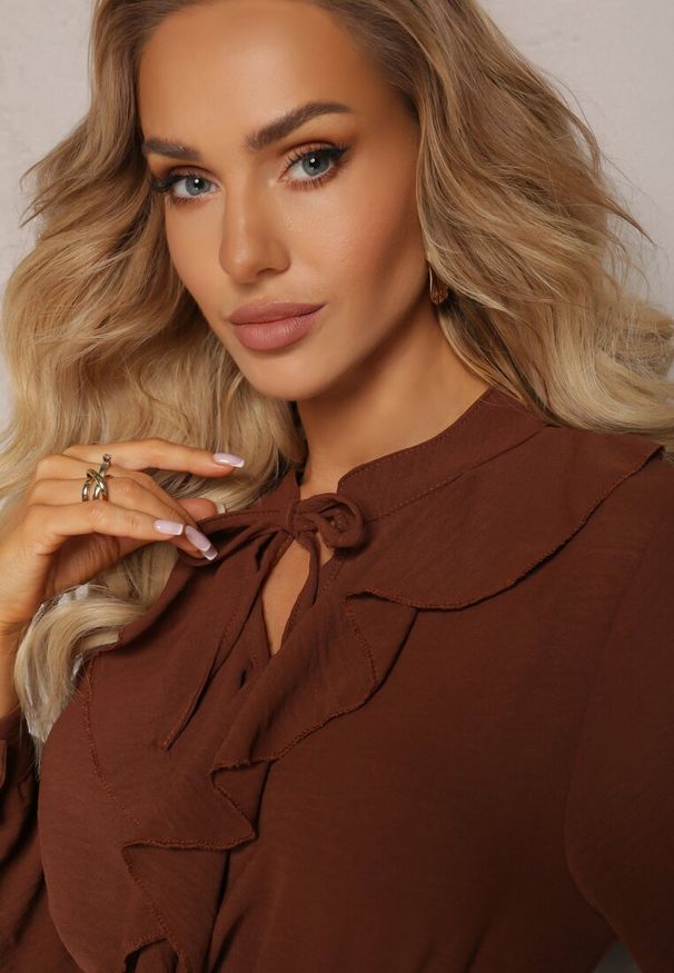 Renee - Brązowa Mini Sukienka o Rozkloszowanym Fasonie z Falbankami i Gumką w Talii Beranzze. Typ kołnierza: kołnierz z falbankami. Kolor: brązowy. Materiał: skóra. Długość rękawa: długi rękaw. Długość: mini