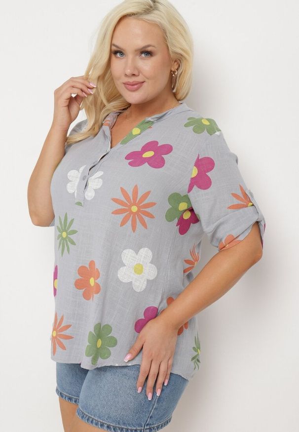 Born2be - Szara Koszula z Lnu i Bawełny w Kwiaty z Krótkim Rękawem Ambubia. Okazja: na co dzień. Typ kołnierza: dekolt w kształcie V. Kolekcja: plus size. Kolor: szary. Długość: krótkie. Wzór: kwiaty. Materiał: bawełna, len. Długość rękawa: krótki rękaw. Sezon: lato. Styl: casual