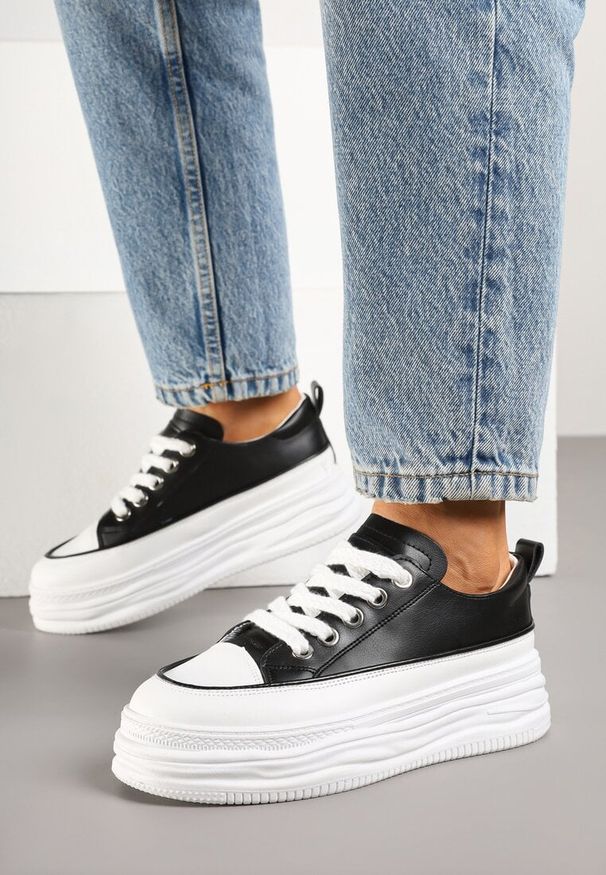 Born2be - Czarno-Białe Trampki na Grubej Podeszwie z Tłoczeniami Tirlima. Okazja: na co dzień. Kolor: czarny. Materiał: jeans. Styl: klasyczny, elegancki, casual