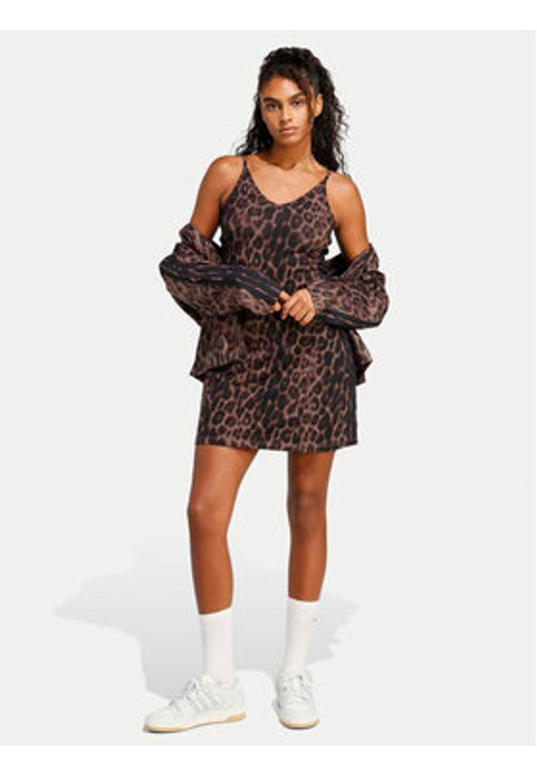 Adidas - adidas Sukienka codzienna Seasonal Essentials Leopard Print JZ0204 Brązowy Slim Fit. Okazja: na co dzień. Kolor: brązowy. Materiał: bawełna. Wzór: nadruk. Typ sukienki: proste. Styl: casual