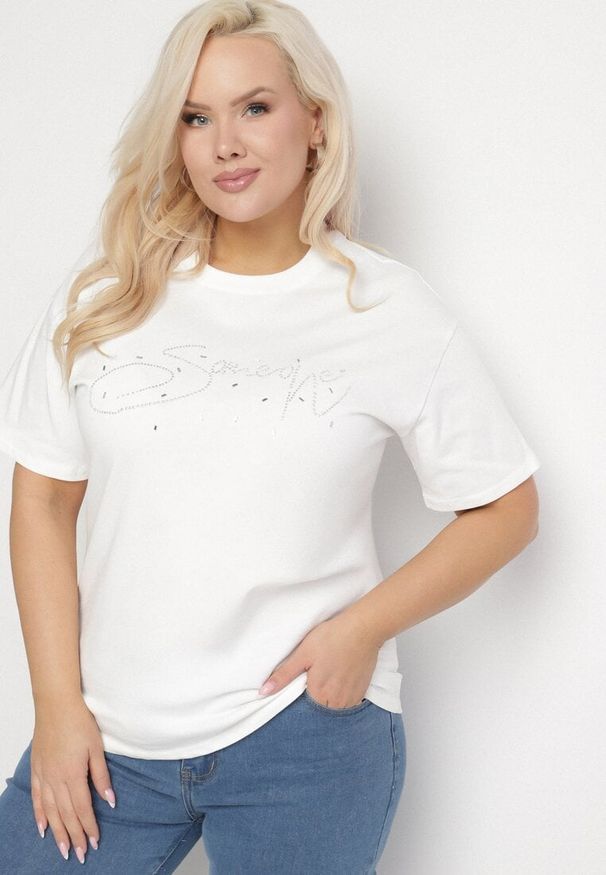 Born2be - Biały Bawełniany T-shirt z Ozdobnym Napisem i Cyrkoniami Olisandra. Okazja: na co dzień. Kolekcja: plus size. Kolor: biały. Materiał: bawełna. Wzór: napisy. Styl: klasyczny, casual