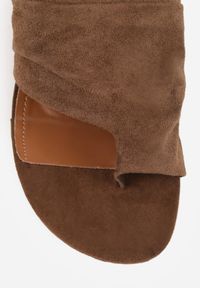 Renee - Ciemnobrązowe Klapki VICES na Kaczuszce o Fasonie Japonek z Paskiem na Palec Tinielle. Okazja: na randkę. Kolor: brązowy. Wzór: aplikacja. Sezon: lato. Obcas: na szpilce. Styl: klasyczny, elegancki. Wysokość obcasa: średni #5