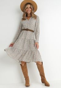 Born2be - Jasnoniebieska Sukienka Ampissa. Typ kołnierza: kołnierz z falbankami. Kolor: niebieski. Wzór: nadruk, aplikacja, kwiaty. Styl: klasyczny. Długość: midi #4