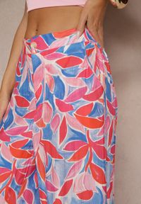Renee - Różowe Spodnie z Wiskozy o Szerokim Kroju High Waist z Geometrycznym Motywem Ralianea. Okazja: na co dzień. Stan: podwyższony. Kolor: różowy. Materiał: wiskoza. Wzór: geometria. Styl: elegancki, casual #5