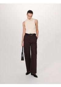 Reserved - Szerokie spodnie z paskiem - ciemnobrązowy. Kolor: brązowy. Materiał: bawełna #1