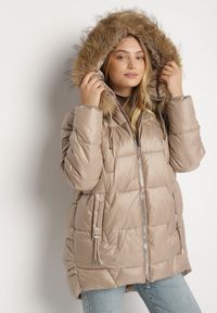 Born2be - Brązowa Kurtka z Pikowanymi Przeszyciami i Kapturem z Futrem Azinga. Okazja: na spacer. Typ kołnierza: golf. Kolekcja: plus size. Kolor: brązowy. Materiał: futro. Styl: elegancki #1