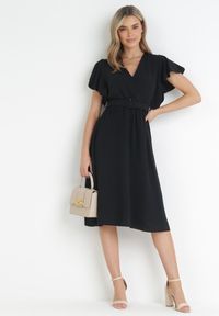 Born2be - Czarna Sukienka z Kopertowym Dekoltem i Paskiem Sizue. Kolor: czarny. Typ sukienki: kopertowe #4
