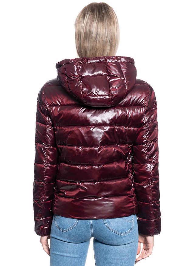 Wrangler - KURTKA DAMSKA WRANGLER SHORT PUFFER TAWNY PORT W4N1V0X7O 112129159. Materiał: puch. Sezon: zima