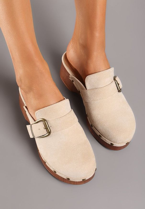 Born2be - Beżowe Chodaki Klapki na Grubej Podeszwie z Ozdobną Klamrą Saretta. Okazja: na co dzień. Kolor: beżowy. Styl: klasyczny, elegancki, casual