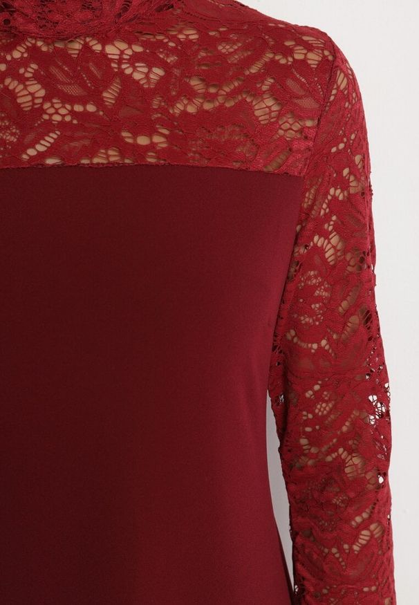 Born2be - Bordowa Rozkloszowana Sukienka z Koronką i Stójką Edanith. Okazja: na co dzień. Typ kołnierza: kołnierzyk stójkowy. Kolor: czerwony. Materiał: koronka. Długość rękawa: długi rękaw. Wzór: koronka. Typ sukienki: proste. Styl: wizytowy, casual