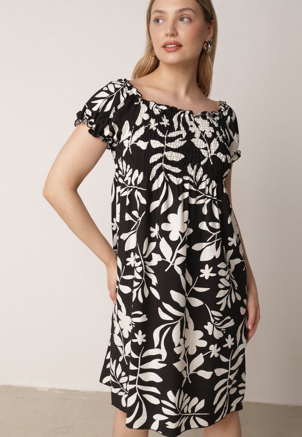 Born2be - Czarna Wiskozowa Sukienka Hiszpanka w Kwiatowy Wzór Berinira. Okazja: na co dzień. Typ kołnierza: dekolt hiszpanka. Kolor: czarny. Materiał: wiskoza. Wzór: kwiaty. Sezon: lato. Typ sukienki: proste, z odkrytymi ramionami. Styl: elegancki, casual