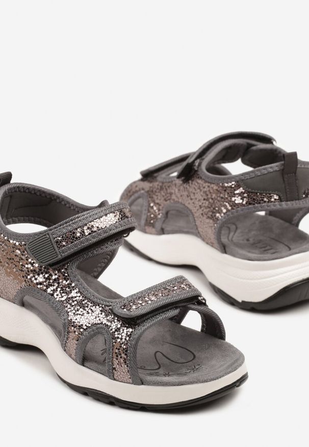 Born2be - Szare Sportowe Sandały Vices z Metalicznym Połyskiem Zapinane na Rzep Tanalia. Okazja: na co dzień. Zapięcie: rzepy. Kolor: szary. Styl: sportowy
