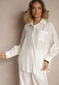 Renee - Biała Koszula Oversize w Klasycznym Stylu z Kieszonką Liozira. Okazja: na co dzień, na spotkanie biznesowe. Typ kołnierza: kołnierzyk klasyczny. Kolor: biały. Styl: klasyczny