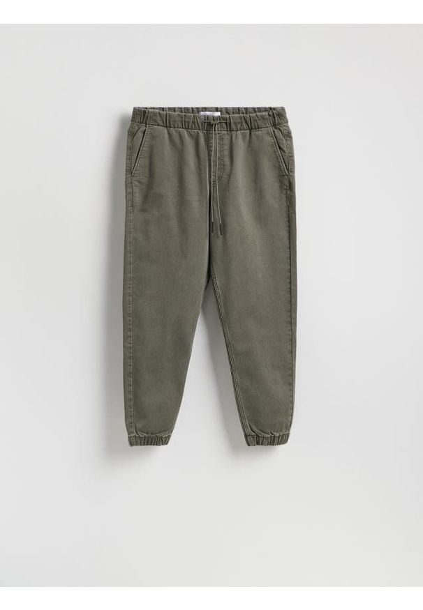 Reserved - Jeansy jogger fit - zielony. Kolor: zielony