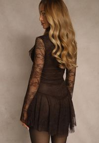 Renee - Brązowa Sukienka Imprezowa z Koronki Zdobiona Wiązaniem przy Dekolcie Enafera. Okazja: na imprezę. Kolor: brązowy. Materiał: koronka. Wzór: koronka, aplikacja. Typ sukienki: rozkloszowane. Styl: wizytowy #2