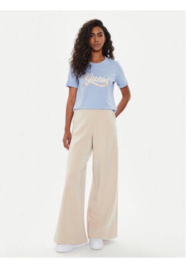 Guess Spodnie dresowe V4YB07 KCAY2 Beżowy Relaxed Fit. Kolor: beżowy. Materiał: syntetyk