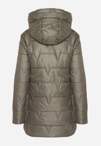 Born2be - Zielona Pikowana Kurtka Przejściowa z Bocznymi Suwakami i Kapturem Soralessa. Okazja: na spotkanie biznesowe, do pracy, na co dzień. Kolor: zielony. Materiał: jeans, dzianina. Długość rękawa: długi rękaw. Długość: długie. Styl: biznesowy, casual #5